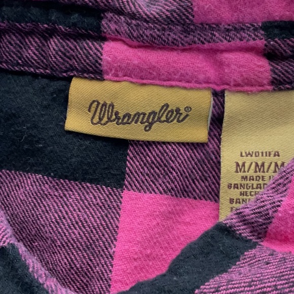 Woman’s vintage pearl snap down Wrangler Pink and Black Checkered Shirt - Picture 2 of 4